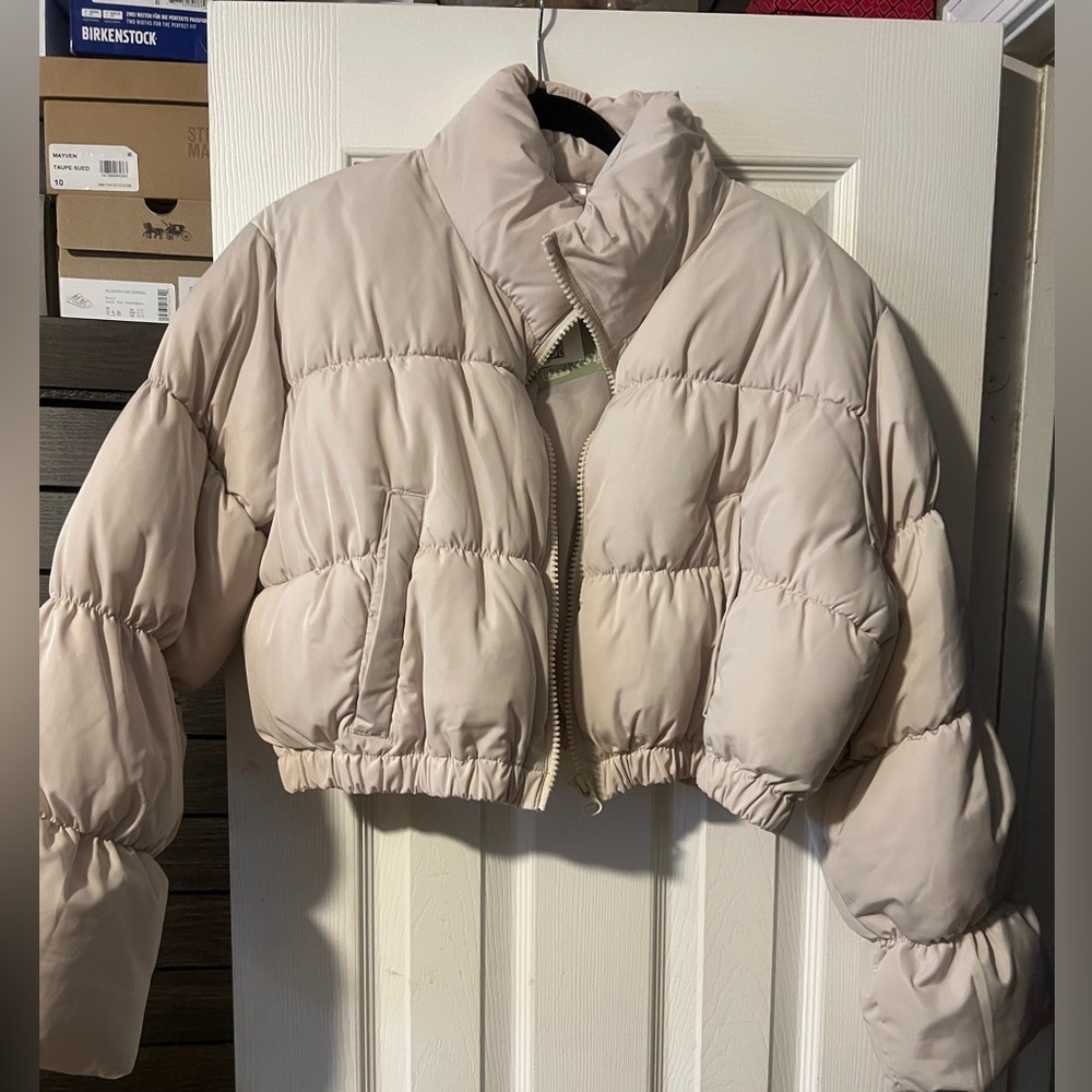 H&M Women’s Cropped Cream Puffer Jacket